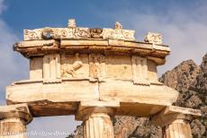 Archeologisch Delphi - Archeologisch Delphi: Een Dorische fries van de Tholos van het heiligdom van Athena Pronaia in Delphi. De tholos staat ook bekend als de...