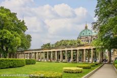 Museumsinsel Berlijn - Museumsinsel (Museum Island): The Colonnade Courtyard near the Alte Nationalgalerie, in the background the green copper dome of Berlin Cathedral,...