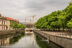 Museumsinsel Berlijn - Museumsinsel (Museum Island), Berlin: The river Spree. On the right hand side the Lustgarten, the Pleasure Garden, on the Museumsinsel. In the...