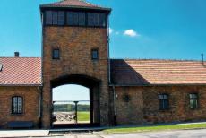 Auschwitz - Birkenau - 'De Poort des Doods' van het nazi vernietigingskamp Auschwitz - Birkenau. Sinds de bevrijding op 27 januari 1945 is het...