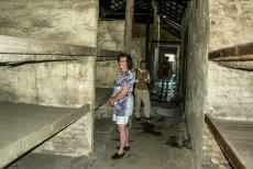 Auschwitz - Birkenau - Auschwitz - Birkenau: Het interieur van een barak. De hygiënische omstandigheden in het nazi concentratiekamp Auschwitz - Birkenau waren...