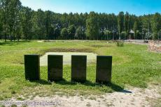 Auschwitz - Birkenau - Auschwitz - Birkenau: Voor de vijver staan vier gedenkstenen ter herinnering aan de slachtoffers van het naziregime,...