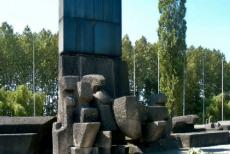 Auschwitz - Birkenau - Het Internationaal Monument in Auschwitz - Birkenau. Het monument werd in 1967 opgericht, het monument wordt omringd door meer...