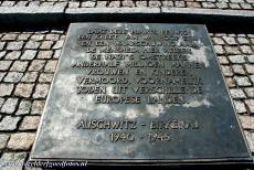 Auschwitz - Birkenau - Auschwitz - Birkenau: De Nederlandse herdenkingsplaquette. In Auschwitz-Birkenau heeft ieder land, waarvan mensen door de nazi's zijn...
