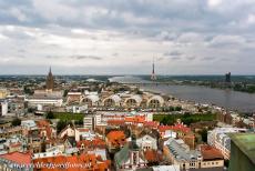 Historisch centrum van Riga - Uitzicht op het historische centrum van Riga, de rivier de Daugava en de vijf voormalige Duitse zeppelinhangars vanaf de toren van de St....