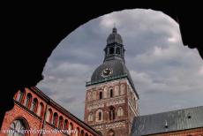 Historisch centrum van Riga - Historisch centrum van Riga: De toren van de Dom van Riga gezien vanuit de kruisgang. De haan op de torenspits is een symbool van de stad...