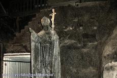 Koninklijke Wieliczka en Bochnia Zoutmijnen - Wieliczka Zoutmijn: Het standbeeld van de in Polen geboren Paus Johannes Paulus II werd in 1999 vervaardigd van grijs steenzout. Paus...