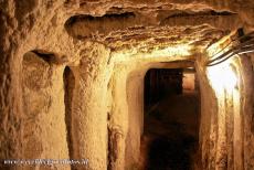 Koninklijke Wieliczka en Bochnia Zoutmijnen - Wieliczka Zoutmijn: Bezoekers lopen diep onder de grond door gangen van zout, in de zoutmijn is de temperatuur constant 15 graden...