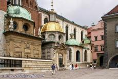 Historisch centrum van Kraków - Historische centrum van Kraków: De Zygmuntkapel, Kaplica Zygmuntowska, van de kathedraal op de Wawel heeft een vergulde koepel. De...