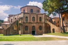Vroegchristelijke monumenten van Ravenna - Vroeg-christelijke bouwwerken van Ravenna: De San Vitale werd gebouwd op de plaats waar St. Vitalis werd gemarteld en levend begraven. De basiliek...