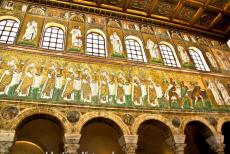 Vroegchristelijke monumenten van Ravenna - De Sant'Apollinare Nuovo in Ravenna is vermaard om haar vroeg 6de eeuwse mozaïeken op de zijmuren van het schip. De bovenste rij...