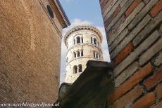 Vroegchristelijke monumenten van Ravenna - Vroeg-christelijke bouwwerken van Ravena: De klokkenoren van de Basiliek Sant'Apollinare Nuovo dateert uit de 9de of 10de eeuw. De...