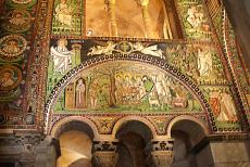Vroegchristelijke monumenten van Ravenna - Vroeg-christelijke bouwwerken van Ravenna: De Basiliek van San Vitale schittert door de goud met groene mozaïeken. De Basiliek van...