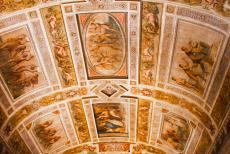 Ferrara, stad van de Renaissance - Ferrara, stad van de Renaissance en haar Po Delta: Het plafondfresco's in de speelzaal van het kasteel van Estense. Het plafond van...