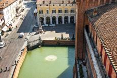 Ferrara, stad van de Renaissance - Ferrara, stad van de Renaissance en haar Po Delta: Ferrara gezien vanaf het kasteel van Estense. Het kasteel van Estense is omgeven door een...
