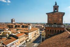 Ferrara, stad van de Renaissance - Een van de vier torens van het kasteel van de familie d'Este, het kasteel van Estense in Ferrara. De gescheidenis van Ferrara is...
