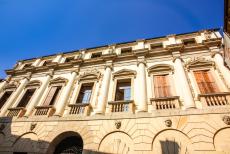 Vicenza en Palladiaanse villa's in Veneto - De voorgevel van het Palazzo Porto in de stad Vicenza. Het paleis werd in 1544 ontworpen door Andrea Palladio. De bouw begon pas na een langdurige...