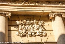 Vicenza en Palladiaanse villa's in Veneto - De stad Vicenza en de Palladiaanse villa's in Veneto: Een beeldwouwwerk op de façade van het Palazzo Barbaran da Porto, de...