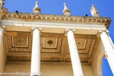 Vicenza en Palladiaanse villa's in Veneto - De stad Vicenza en de Palladiaanse villa's in Veneto: De twee loggia's van het Palazzo Chiericati hebben mooi bewerkte plafonds. Op de...