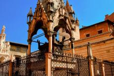 De stad Verona - Verona: De Arche Scaligere en de monumentale graftombe van Mastino II, een van de leden van de familie Scaliger. De Arche Scaligere...