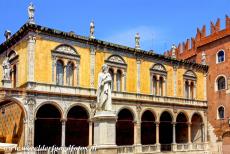 De stad Verona - De stad Verona: Het Piazza dei Signori met het standbeeld van Dante Alighierie, dat uitkijkt op het Palazzo del Capitano, eens het huis van de...