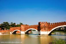 De stad Verona - De stad Verona: De Ponte Scaligero over de rivier de Adige. In 1945 werd de stenen boogbrug volledig verwoest door het...