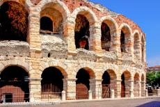 De stad Verona - De stad Verona: Het Romeinse amfitheater van Verona stamt uit de 1ste eeuw. Het bood plaats aan ongeveer 30.000 toeschouwers. Het...