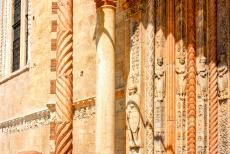 De stad Verona - City of Verona: Het portaal van de Dom van Verona, de Santa Maria Matricolare, wordt gedragen door twee griffioenen. De standbeelden van...