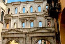 De stad Verona - De stad Verona: De gevel van de Porta dei Borsari, een Romeinse stadspoort uit de 3de eeuw. Bij de Porta dei Borsari...