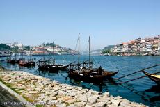 Historisch centrum van Porto - Historisch centrum van Porto: De traditionele portscheepjes barcos rabelos op de Douro, op de achtergrond ligt de stad Porto. De barcos...