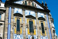 Historisch centrum van Porto - Historisch centrum van Porto: De voorgevel van het treinstation São Bento is, evenals het hele gebouw, aan buiten- en...