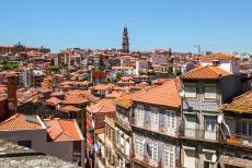 Historisch centrum van Porto - Het historisch centrum van Porto met er hoog bovenuit de Torre dos Clérigos, de Toren van de Geestelijkheid, gezien...