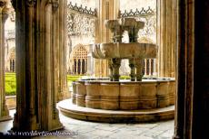Klooster van Batalha - Klooster van Batalha: Het wasbekken met fonteinen uit 1450, de lavabo. De gotische lavabo van Batalha bestaat uit een wasbekken met enkele...
