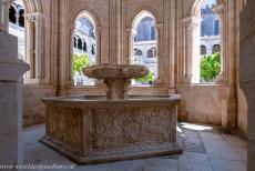 Klooster van Alcobaça - Klooster van Alcobaça: De lavabo is een klein waterbekken, gedecoreerd met bas-reliëfs in de renaissancestijl. De zeshoekige...