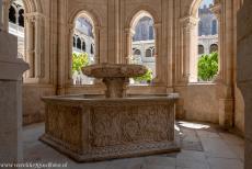 Klooster van Alcobaça - Klooster van Alcobaça: De lavabo is een klein waterbekken, gedecoreerd met bas-reliëfs in de renaissancestijl. De zeshoekige...