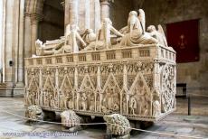 Klooster van Alcobaça - Klooster van Alcobaça: De tombe van koning Pedro I wordt gedragen door zes gebeeldhouwde leeuwen. De tombes van koning Pedro I en zijn...