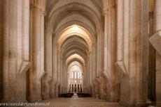 Klooster van Alcobaça - Klooster van Alcobaça: Het buitengewoon hoge middenschip van de kloosterkerk is het hoogste middenschip,...
