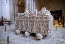Klooster van Alcobaça - Klooster van Alcobaça: De tombe van koning Pedro I wordt gedragen door zes gebeeldhouwde leeuwen. De tombes van koning Pedro I en zijn...