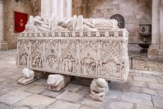 Klooster van Alcobaça - Klooster van Alcobaça: De tombe van Inês de Castro wordt gedragen door beelden half beest half monnik. Op...