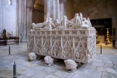 Klooster van Alcobaça - Klooster van Alcobaça: De tombe van koning Pedro I wordt gedragen door zes gebeeldhouwde leeuwen. De tombes van koning Pedro I en zijn... Klooster van Alcobaça - Klooster van Alcobaça: De tombe van koning Pedro I wordt gedragen door zes gebeeldhouwde leeuwen. De tombes van koning Pedro I en zijn...