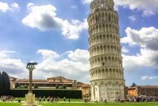 Pisa, Piazza del Duomo - Piazza del Duomo, Pisa: Een beeld van de wolvin, die Romulus en Remus zoogt, staat naast de beroemde Toren van Pisa op de Piazza del Duomo,...