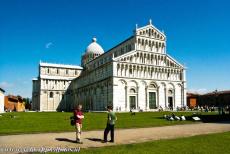 Pisa, Piazza del Duomo - Piazza del Duomo in Pisa: Hoewel de Scheve Toren van Pisa het beroemdste monument op de Piazza del Duomo is, domineert de Dom van Pisa...