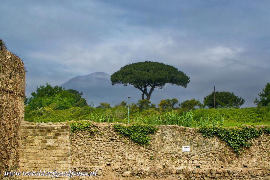 Archeologische sites van Pompeii en Herculaneum - De Vesuvius gezien vanuit Pompeii. Een zware eruptie van de Vesuvius veroorzaakte in 79 AD de ondergang van Pompeii, Herculaneum en Oplontis, het...