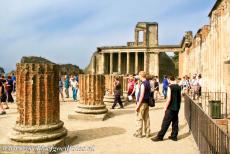 Archeologische sites van Pompeii en Herculaneum - De ruïnes van Pompeii liggen enkele kilometers ten zuiden van de vulkaan Vesuvius. Pompeii, Herculaneum en Torre Annunziata werden in 79 na...