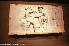 Archeologische sites van Pompeii en Herculaneum - Archeologische opgravingen van Pompeii, Herculaneum en Torre Annunziata: Een kunstobject van marmer dat werd opgegraven in Pompeii. Het...