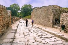 Archeologische sites van Pompeii en Herculaneum - Archeologische opgravingen van Pompeii, Herculaneum en Torre Annunziata: De 900 meter Via dell'Abbondanza. In de Oudheid waren...