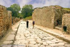 Archeologische sites van Pompeii en Herculaneum - Archeologische opgravingen van Pompeii, Herculaneum en Torre Annunziata: De 900 meter Via dell'Abbondanza. In de Oudheid waren...