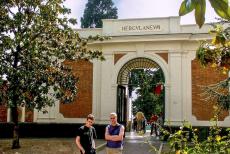 Archeologische sites van Pompeii en Herculaneum - De entree naar de archeologische opgravingen van Herculaneum. Herculaneum lag aan de voet van de Vesuvius. In 79 AD werd Herculaneum...
