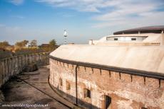 Stelling van Amsterdam - Fort aan het Pampus - Stelling van Amsterdam: De twee geschutskoepels van het Fort aan het Pampus kijken uit over het IJsselmeer. In WOII hebben de Duitsers...