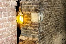 Stelling van Amsterdam - Fort aan het Pampus - Fort aan het Pampus: Een lamp aan de buitenzijde van de kruitkamer, die zich in het binnenfort bevindt. De gang leidt langs de kruitkamer...